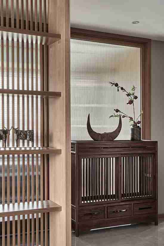 原木家具+水墨元素，完美打造170㎡新中式家居，看一眼就會(huì)愛上！