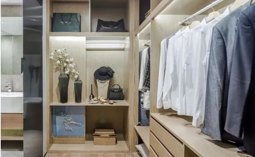 玄關變身衣帽間，連衣柜都省了